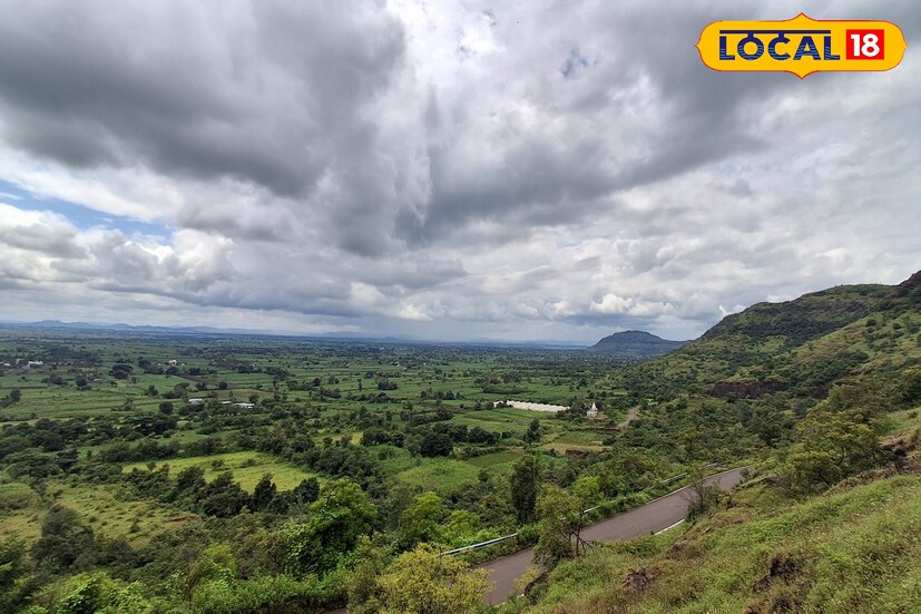 गेल्या 24 तासात सातारा जिल्ह्यातील कमाल तापमान 29.7 अंश सेल्सिअस इतके राहीले. वाऱ्यासह 0.9 मिलिमीटर पावसाची नोंद झाली. आज संपूर्ण साताऱ्यासह सातारा घाटमाथ्यावर ढगाळ आकाशासह मध्यम पावसाची शक्&#x200d;यता हवामान विभागाकडून वर्तवण्यात आली आहे.