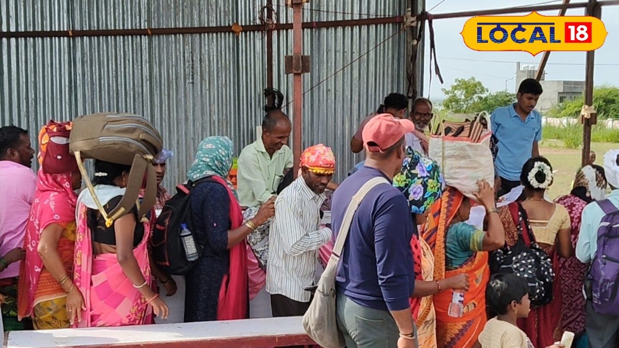 20 वर्षांपासून न थकता सेवा, दुकानाच्या नफ्यातून दत्तूभाऊ भाविकांचं भरता पोट!