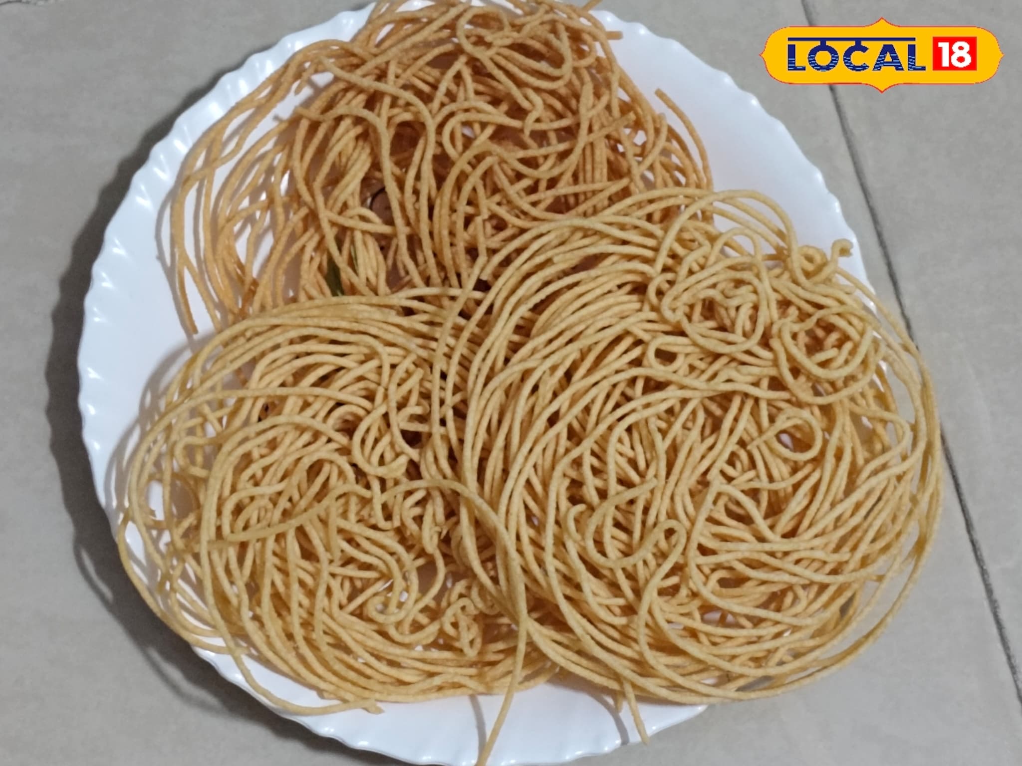 Diwali Recipe : दिवाळीला घरीच बनवा खमंग आणि खुसखुशीत शेव, या टिप्सने बनणार नाही तेलकट, संपूर्ण रेसिपी Video