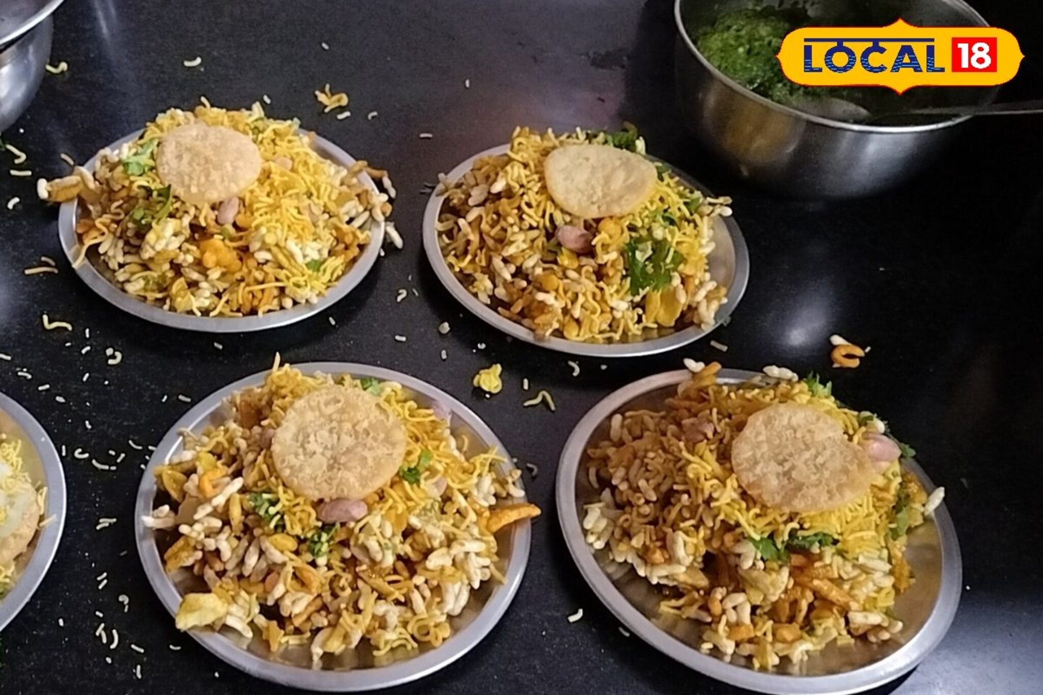 Famous bhel pune : अस्सल पारंपरिक भेळ, 57 वर्षांपासून जपलीये तिचं चव, पुण्यात इथं असते खवय्यांची मोठी गर्दी