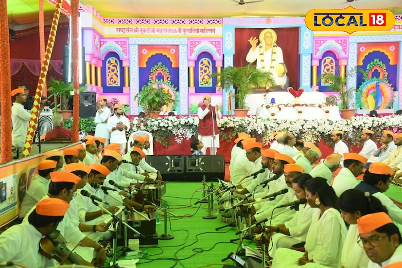 राष्ट्रसंत तुकडोजी महाराज यांच्या 57 व्या पुण्यतिथीनिमित्त अमरावतीतील गुरुकुंज मोझरी येथे शनिवारी मौन श्रद्धांजली कार्यक्रम झाला. अखिल भारतीय श्री गुरुदेव सेवा मंडळातर्फे 11 ऑक्टोबरला या कार्यक्रमाचे आयोजन करण्यात आले होते. त्यासाठी सकाळपासूनच आश्रम परिसरात देशभरातील भाविकांचा जनसागर उसळला होता. 