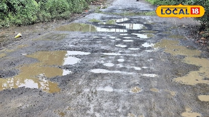 रस्त्यात खड्डे की खड्ड्यात रस्ता 