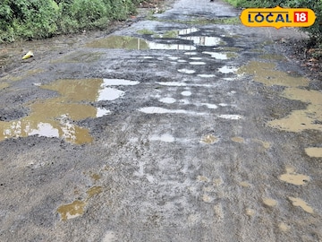 रस्त्यात खड्डे की खड्ड्यात रस्ता 