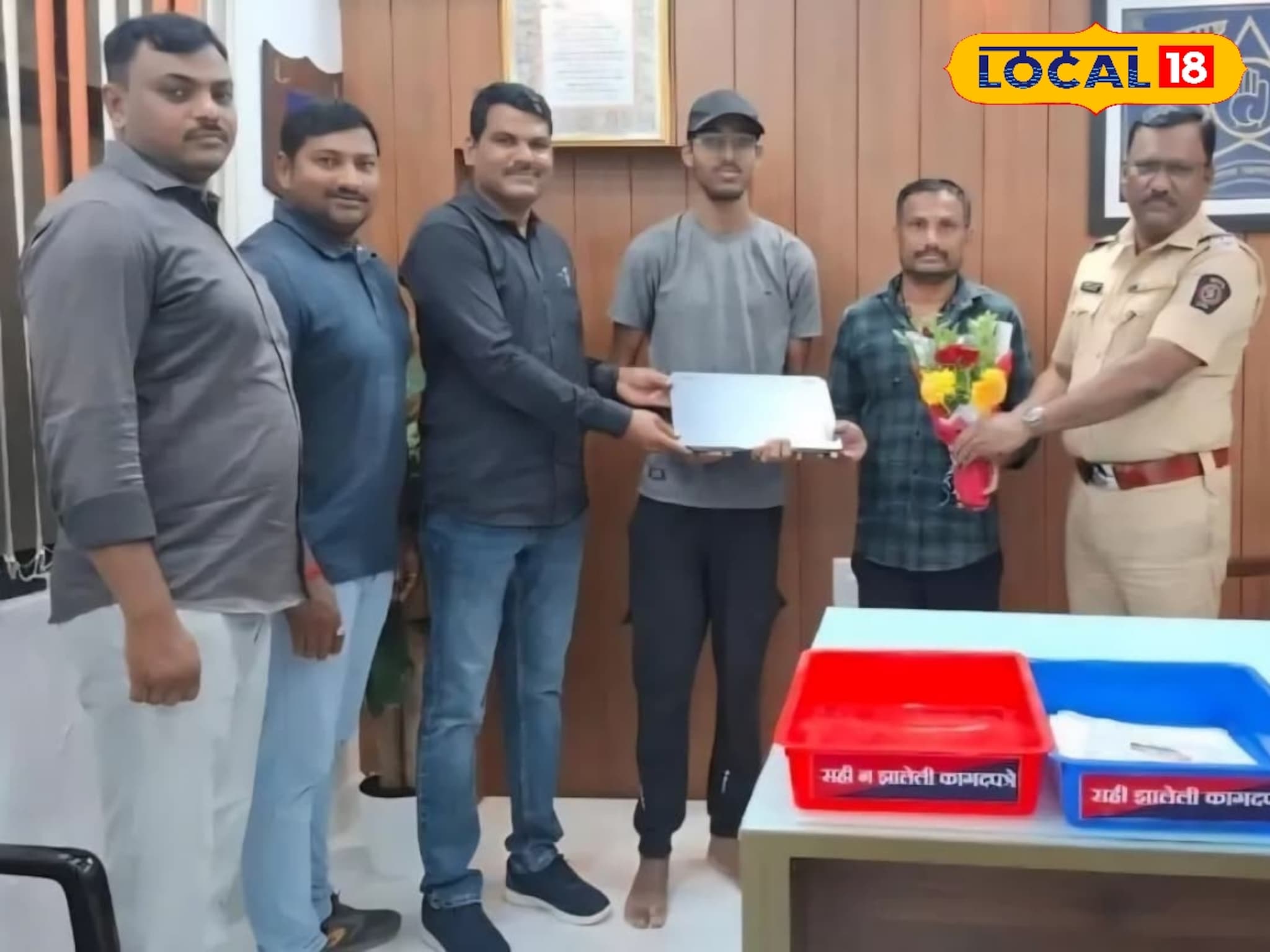 बॅग रिक्षात विसरली, विद्यार्थ्याला असं शोधलं, रिक्षाचालकाच्या माणुसकीची चर्चा