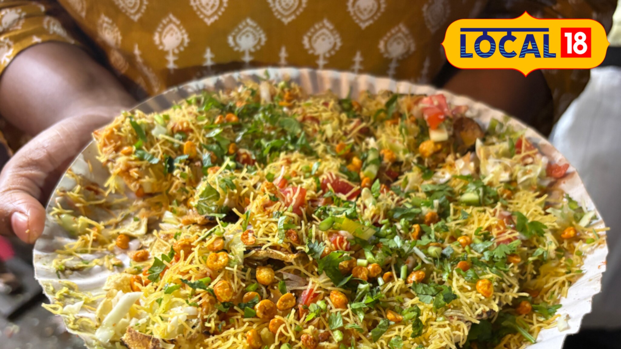 Mumbai Food : कुरकुरीतपणाचा सुंदर संगम, खिचिया पापड मुंबईत खावा तर इथंच, 40 रुपयांत मन होईल तृप्त, Video