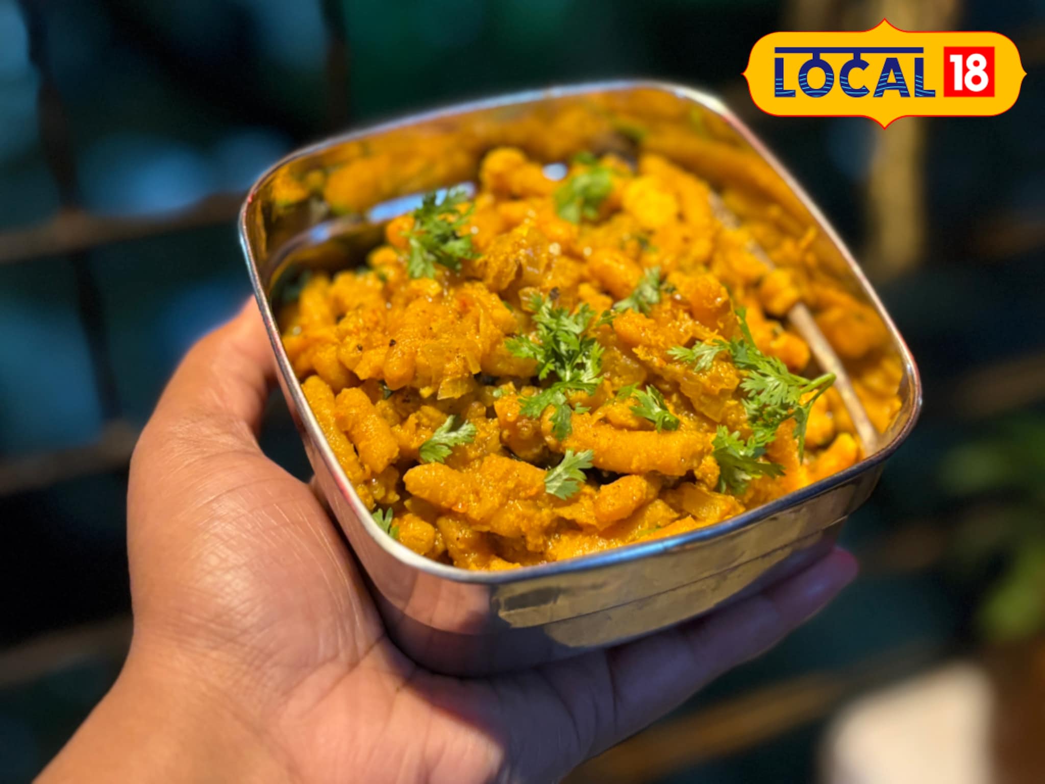 Shev Bhaji Recipe: ढाब्यासारखी झणझणीत शेवभाजी आता घरच्या घरी बनवा, जाणून घ्या सरळ सोपी रेसिपी...