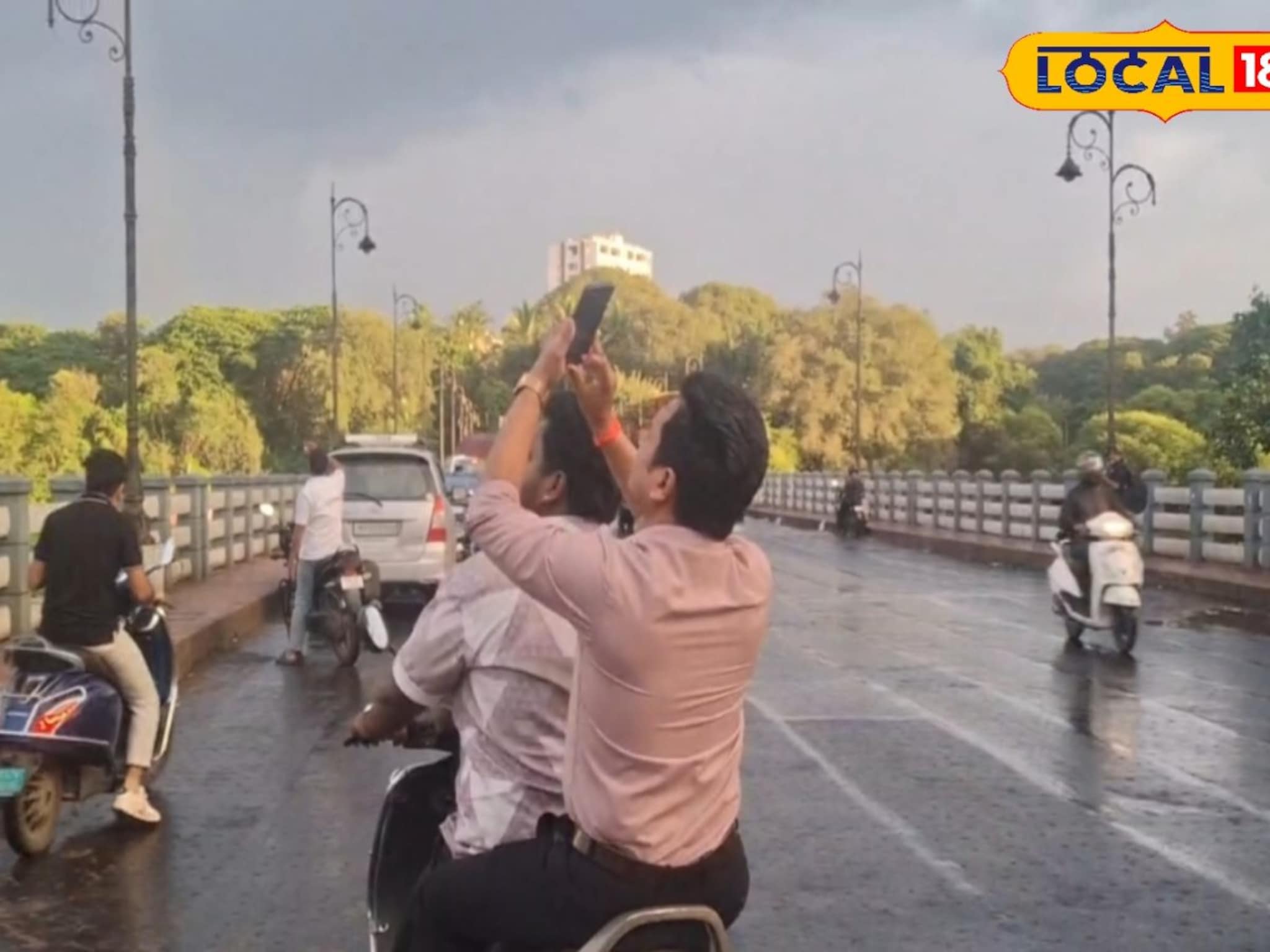 पुणेकरांनी आकाशात असं काय पाहिलं? लोकांनी थांबून काढले फोटो