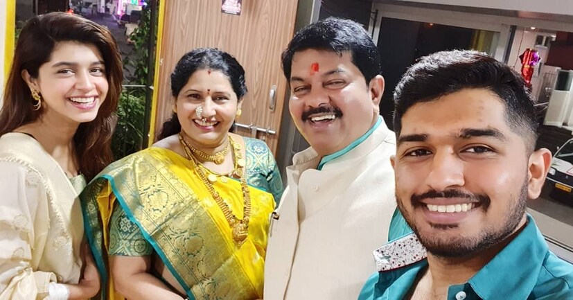  संस्कृती बालगुडेने पोस्ट शेअर करत लिहिलं आहे,"हा माझा लहान भाऊ! MPSC परिक्षेत महाराष्ट्रात 42 रँकने उत्तीर्ण झाला आहे. माझ्या भावाचा आणि त्याच्या हुशारिचा मला खूप अभिमान आहे".