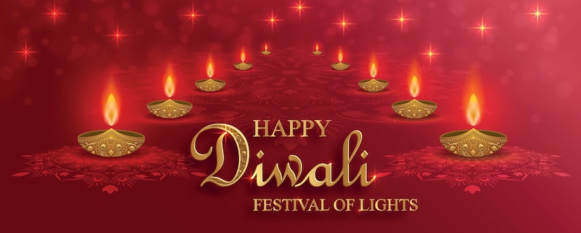 दीपावलीच्या वेळी घराबाहेर दीव्यांची आरास म्हणजेच एका ओळीत काही अंतरानं दिवे लावण्याची परंपरा आहे. दिव्यांची आरास, दारासमोर सडा-रांगोळी नवीन कपडे आणि फराळ करण्याची पद्धत आहे. 
