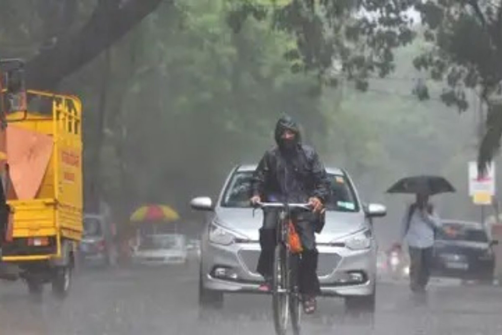 ठाण्यात मुसळधार पाऊस, अनेक भागांत लाईट गेली, दिवाळीच्या उत्साहावर विरजण