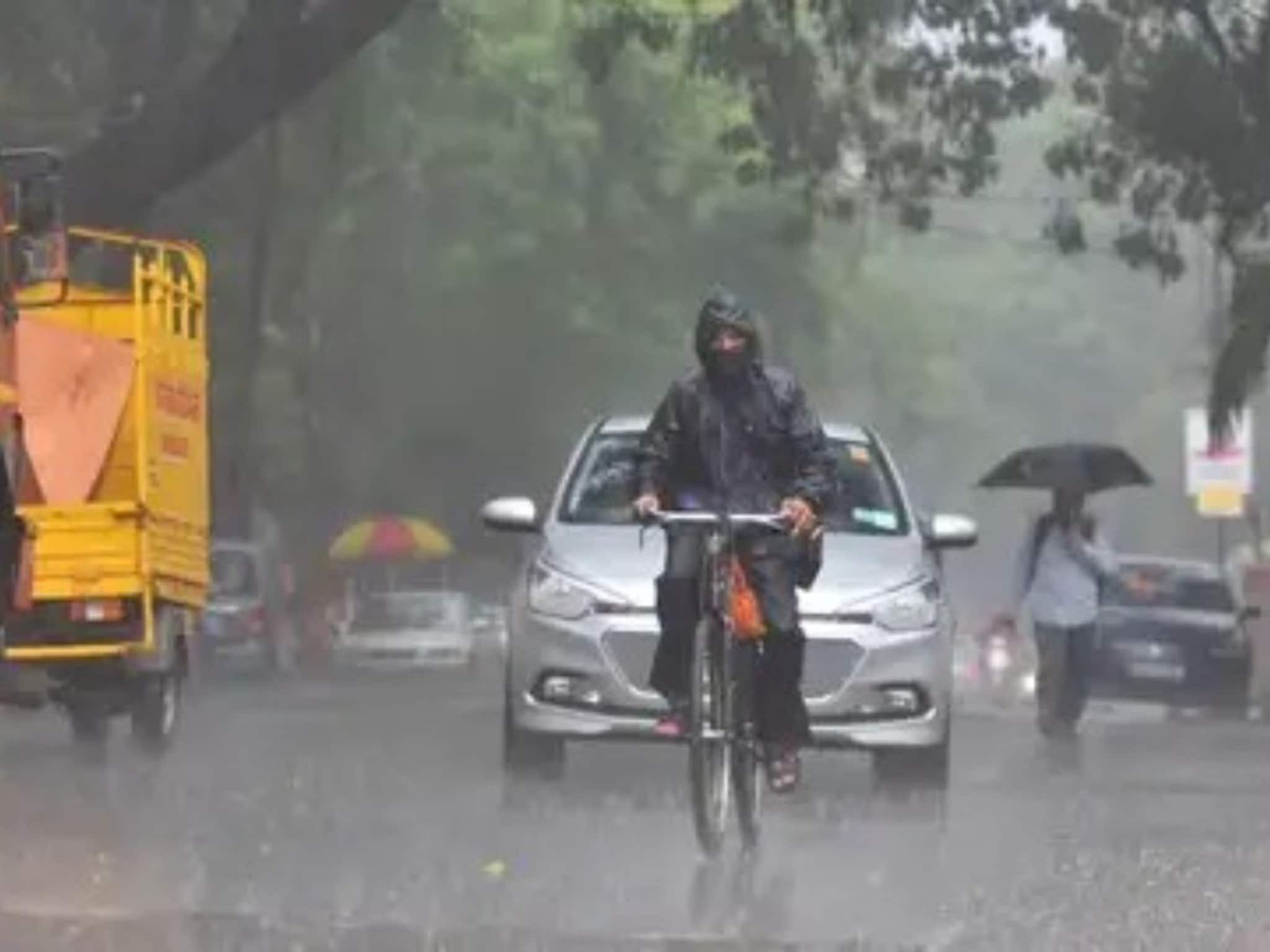 ठाण्यात मुसळधार पाऊस, अनेक भागांत लाईट गेली, दिवाळीच्या उत्साहावर विरजण