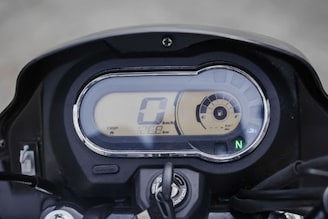 किती दिवस बसमध्ये धक्के खात ऑफिसला जाणार?सगळ्यात स्वस्त Bike, मायलेजही 80 किमी
