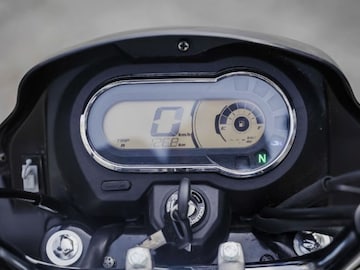 किती दिवस बसमध्ये धक्के खात ऑफिसला जाणार?सगळ्यात स्वस्त Bike, मायलेजही 80 किमी किती दिवस बसमध्ये धक्के खात ऑफिसला जाणार?सगळ्यात स्वस्त Bike, मायलेजही 80 किमी
