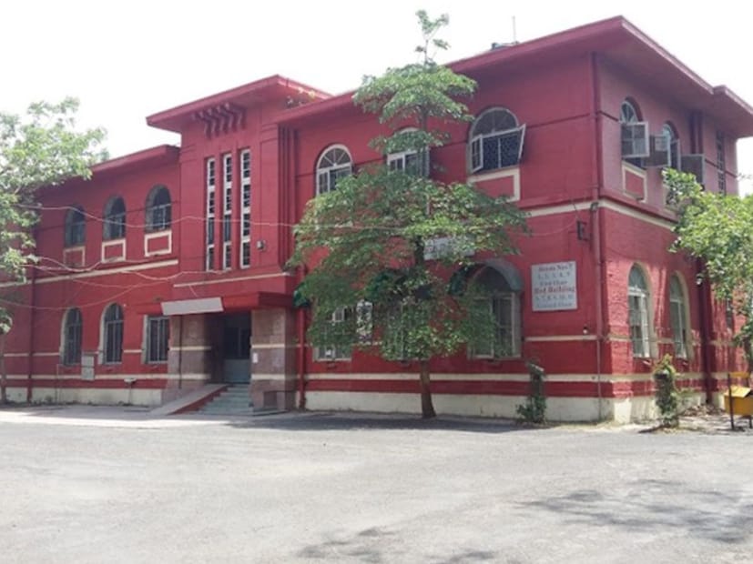 दोन विद्यार्थ्यांची त्यांच्या परीक्षांमध्ये व्यत्यय आणण्याचा कट रचला. यासाठी त्यांनी कॉलेजच्या प्राचार्यांच्या मृत्यूची खोटी बातमी ऑनलाईन पसरवली. त्यांनी मोबाईलवरून एक खोटा मेसेज तयार केला. ज्यात लिहिलं होतं, होळकर कॉलेजच्या प्राचार्या डॉ. अनामिका जैन यांचं निधन झालं आहे आणि हा मेसेज सोशल मीडियावर व्हायरल केला.