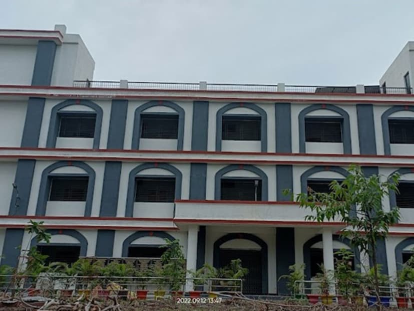 काही मिनिटातच हा मेसेज वेगाने व्हायरल झाला आहे.  प्राचार्यांच्या मृत्यूच्या खोट्या बातमीमुळे संपूर्ण कॉलेजमध्ये गोंधळाचं वातावरण निर्माण झालं. कित्येक कॉलेज विद्यार्थ्यांनी यावर विश्वास ठेवला, कित्येक जण क्लासमधून निघून गेले. तर काहींनी प्रिन्सिपल ऑफिसमध्ये जाऊन माहिती मिळवण्याचा प्रयत्न केला.