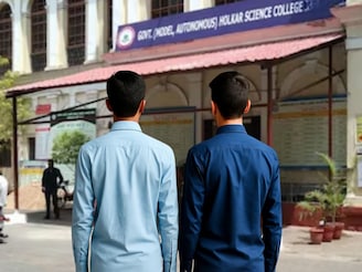 परीक्षा नको म्हणून होळकर कॉलेजच्या स्टुडंट्सनी प्राचार्यांना केलं 'स्वर्गवासी'