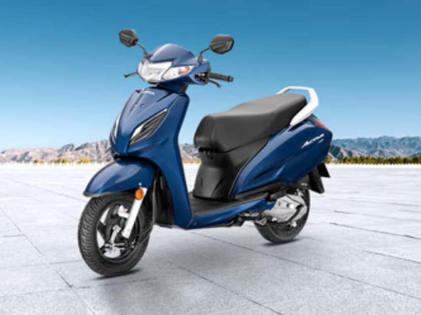 Honda Activa Price in India : 110 सीसी इंजिन असलेल्या होंडा अॅक्टिव्हाच्या एसटीडी (बेस व्हेरिएंट) ची किंमत ₹74,619 (एक्स-शोरूम, दिल्ली), DLX व्हेरिएंटची किंमत ₹84272 (एक्स-शोरूम, दिल्ली) आणि स्मार्ट व्हेरिएंटची किंमत ₹87,944 (एक्स-शोरूम, दिल्ली) आहे.