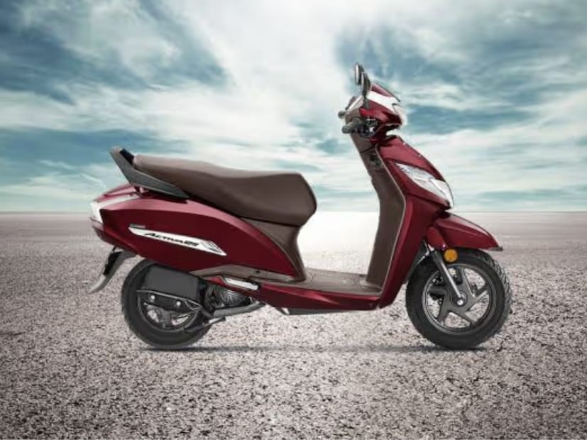 Honda Activa 6G - होंडा मोटर्सची   Honda Activa 6G ही एक लोकप्रिय स्कुटर आहे. या स्कुटरची किंमत ७४,३६९ रुपयांपासून सुरू होते. या स्कुटरमध्ये  विश्वासार्ह इंजिन, i3S तंत्रज्ञान दिलं आहे.  honda activa 6G ही एक्टिवा सीरिजमध्ये सगळ्यात बेस्ट अशी मानली जाते. या स्कुटरमध्ये 109.51 सीसी 4-स्ट्रोक इंजिन आहे. SI इंजिन (BS6 2.0 कंप्लायंट)सह असून 8000 rpm वर 7.99 PS ची पॉवर जनरेट करते. 5500 rpm वर 9.05 Nm इतका टॉर्क जनरेट करते. या मायलेज जवळपास 59.5 kmpl आहे. honda activa 6G या स्कुटरमध्ये  5.3 लिटर इतका फ्युल टँक, टेलीस्कोपिक फ्रंट सस्पेंशन आणि 3-स्टेप एडजस्टेबल रिअर सस्पेंशन, कम्बाइंड ब्रेकिंग सिस्टम (CBS) सह ड्रम ब्रेक, ट्यूबलेस टायर दिले आहे.