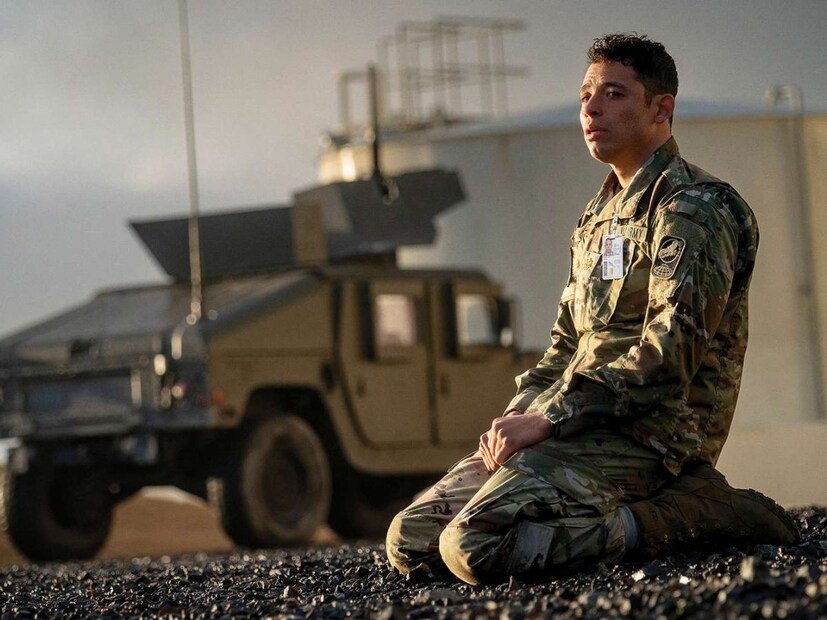  अ हॉऊस ऑफ डायनामेट (A House of Dynamite) : 'अ हॉऊस ऑफ डायनामेट' हा एक राजनैतिक थ्रिलर चित्रपट आहे. Kathryn Bigelow ने या चित्रपटाच्या दिग्दर्शनाची धुरा सांभाळली आहे. चित्रपटातील प्रत्येक फ्रेममध्ये सस्पेंस भरला आहे.