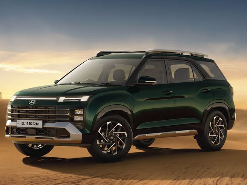 8. Hyundai Alcazar - दक्षिण कोरियन कार उत्पादक कंपनी Hyundai ने क्रेटानंतर मार्केटमध्ये आपली पकड मजबूत केली आहे. Hyundai ची Alcazar ही आरामदायक आणि लक्झरी SUV म्हणून ओळखी जाते. ७ सीटर असलेली ही एसयूव्ही आपल्या लूक आणि नावासाठी चांगलीच लोकप्रिय आहे.  या गाडीची एक्स-शोरूम किंमत 14.47 रुपयांपासून सुरू होते.  