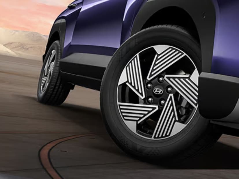 Hyundai Venue 2025 मध्ये 400 हून अधिक व्हॉईस कमांड्सना सपोर्ट करेल. केबिनमध्ये व्हेंटिलेटेड फ्रंट सीट्स, व्हॉईस-इनबल्ड इलेक्ट्रिक सनरूफ, वायरलेस चार्जिंग, मागील AC व्हेंट्स, कूल्ड ग्लोव्हबॉक्स, इलेक्ट्रिक 4-वे ड्रायव्हर सीट आणि इन-बिल्ट जिओ सावन म्युझिक ॲप्सारख्या सुविधा देखील मिळतील. 