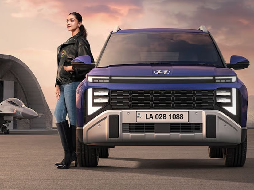 Hyundai Venue 2025 ही  पुढील महिन्यात 4 नोव्हेंबर रोजी लाँच होणार आहे. नव्या Hyundai Venue 2025 मध्ये कनेक्टिव्हिटी, ड्रायव्हर असिस्टन्स इतर गोष्टींवर भर दिला आहे. Hyundai Venue 2025 ची बुकिंग डीलरशिप्सवर आणि कंपनीच्या साईटवर सुरू झाली आहे.  25,000 रुपयांच्या टोकन अमाऊंटवर ही नवीन Hyundai Venue 2025 बूक करता येईल. 