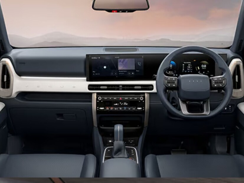 Hyundai Venue 2025 मध्ये बाहेरून आणि आतून बरेच बदल करण्यात आले आहे. भारतात पहिल्यांदाच  Hyundai Venue 2025 ही  NVIDIA द्वारे  कनेक्टेड कार नॅव्हिगेशन कॉकपिट सिस्टीमसह तयार केली आहे. हे फिचर देणारी Hyundai Venue 2025 ही पहिली एसयूव्ही असणार आहे.  