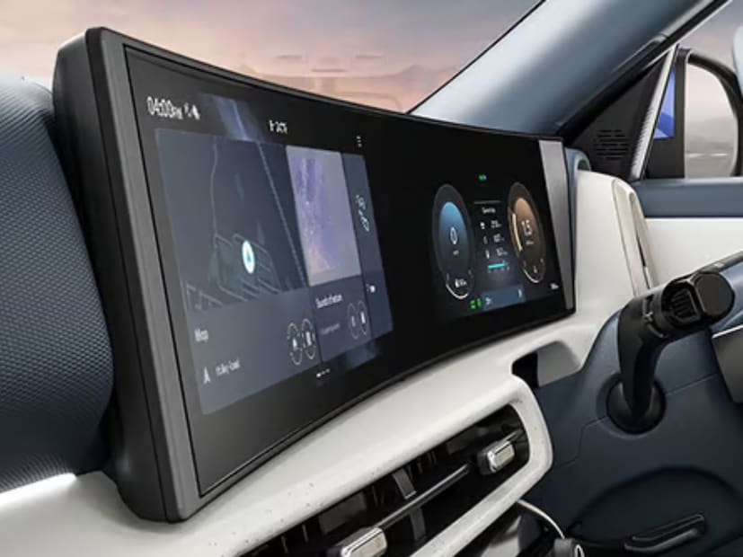 Hyundai Venue 2025 ची बिल्ड क्वॉलिटी वाढवण्यासाठी 71 टक्के हॉट-स्टॅम्प केलं आहे, अल्ट्रा-हाय-स्ट्रेन्थ, ॲडव्हान्स्ड आणि हाय-स्ट्रेन्थ स्टीलपासून बनवलेल्या अत्यंत मजबूत बॉडी स्ट्रक्चरवर  तयार केली आहे. या एसयूव्हीचा अपघात झाला तरी समोरीस बाजू भक्कम राहिल अशी व्यवस्था केली आहे. 