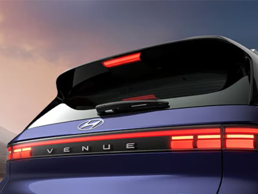 Hyundai Venue 2025 मध्ये   31.24cm चे 2 कवर्ड पॅनोरॅमिक डिस्प्ले दिले जाणार आहे, जे इन्फोटेनमेंट आणि ड्रायव्हर माहिती या दोन्हींचे काम करतील. 