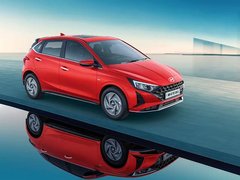 Hyundai i20 (हुंडई i20): प्रीमियम हॅचबॅक सेगमेंटमधील i20 ची सुरुवातीची किंमत जीएसटी (GST) कपातीनंतर ६.८७ लाख (एक्स-शोरूम) झाली आहे. जीएसटी (GST) २.० (2.0) मुळे ९८,००० रुपयांपर्यंतची मोठी किंमत कमी झाली आहे, ज्यावर  ४५,००० हजारांचा अतिरिक्त फेस्टिव्हल बोनसही दिला जात आहे.