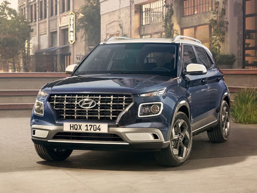 Hyundai Venue (हुंडई वेन्यू): या लोकप्रिय कॉम्पॅक्ट एसयूव्हीवर जीएसटी (GST) २.० (2.0) अंर्गत १,२३,६५९ रुपयांपर्यंतची सर्वात मोठी किंमत कपात झाली आहे. या  शिवाय या कारवर ५०,००० पर्यंतचा फेस्टिव्हल ऑफर सुद्धा दिली आहे., ज्यामुळे ग्राहकांना एकूण ₹१,७३,६५९ पर्यंतची विक्रमी बचत होऊ शकते.