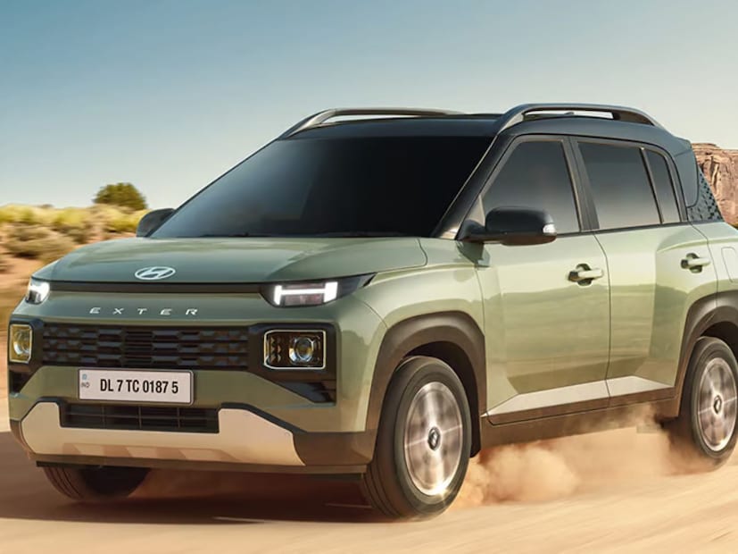 Hyundai Exter (हुंडई एक्सेटर): या मायक्रो-एसयूव्हीची सुरुवातीची किंमत ५,६८,०३३ लाख रुपये (एक्स-शोरूम) आहे. जीएसटी (GST) अंतर्गत याला ८९,२०९ रुपयांपर्यंतची किंमत कपात मिळाली आहे आणि सणासुदीच्या ऑफर (उत्सवाच्या ऑफर्स) म्हणून ४५,००० रुपयांपर्यंतचा लाभही आहे.
