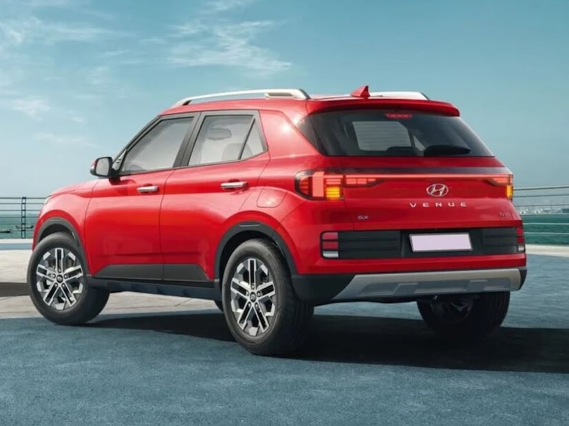  Hyundai Venue मध्ये फक्त 1 ADAS देण्यात आली आहे. सुरक्षिततेच्या दृष्टीने उत्तम मानल्या जाणाऱ्या या कारमध्ये 20.32 सेमी एचडी इन्फोटेनमेंट सिस्टम, ॲम्बियंट लाइटिंग आणि अनेक कनेक्टेड फीचर्स आहेत. ही एक स्मार्ट एसयूव्ही आहे, जी ड्रायव्हिंगचा अनुभव उत्तम बनवते.  