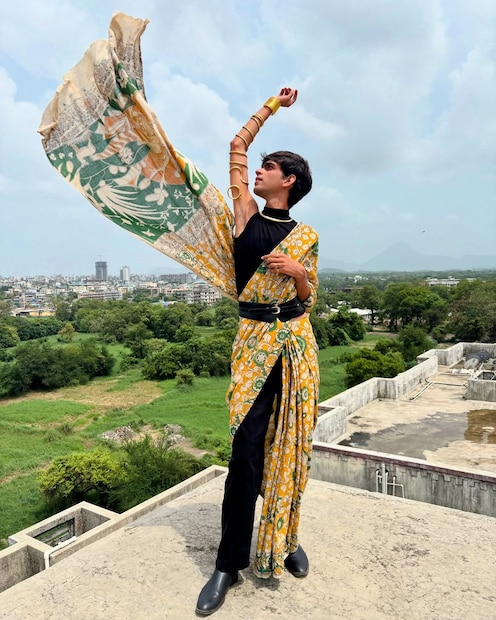  जिथे टॅक्सी ड्रायव्हरच्या मुलाने LV आणि Prada सारख्या जागतिक ब्रँड्ससोबत काम करण्याचा मान मिळवला. सौरभ पांडे यांचे वडील मुंबईत टॅक्सी चालवत होते. युपीमधील एका छोट्या गावात तीन भावंडांसोबत लहानाचा मोठा झालेल्या सौरभ यांनी डॉक्टर किंवा इंजिनिअर व्हावं अशी कुटुंबियांची इच्छा होती. 