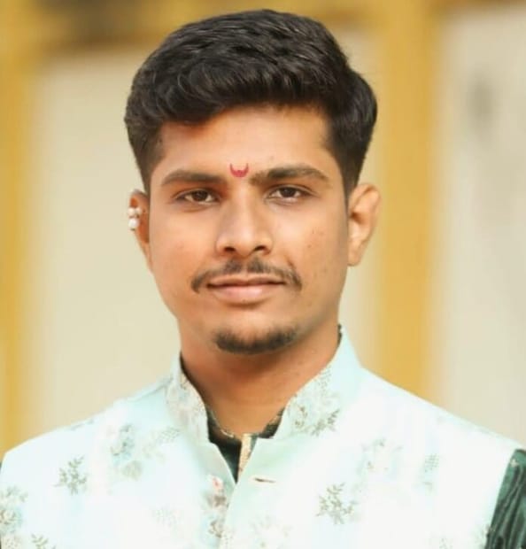  कोकणातील लोकप्रिय युट्यूबर शिरीष गवसचे 1 ऑगस्ट 2025 रोजी दु:खद निधन झाले. त्यामुळे 'रेड सॉइल स्टोरीज'च्या चाहत्यांना मोठा धक्का बसला होता. आता पतीच्या निधनानंतर दोन महिन्यांनी शिरीषची पत्नी पूजा गवसने पुन्हा एकदा 'सेड सॉइल स्टोरीज' त्याच जोमात सुरू करण्याचा निर्णय घेतला आहे.