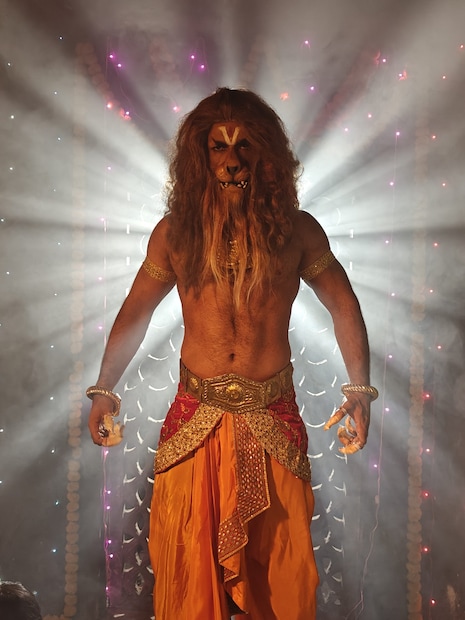  'येड लागलं प्रेमाचं' या मालिकेत नरसिंहाचा अवतार घेऊन राया आता त्याच्या माणसांचं रक्षण करताना दिसणार आहे. अंगावर रोमांचं आणणारा हा प्रसंग शूट करण्यासाठी 'येड लागलं प्रेमाचं'च्या संपूर्ण टीमने बरीच मेहनत घेतली आहे.