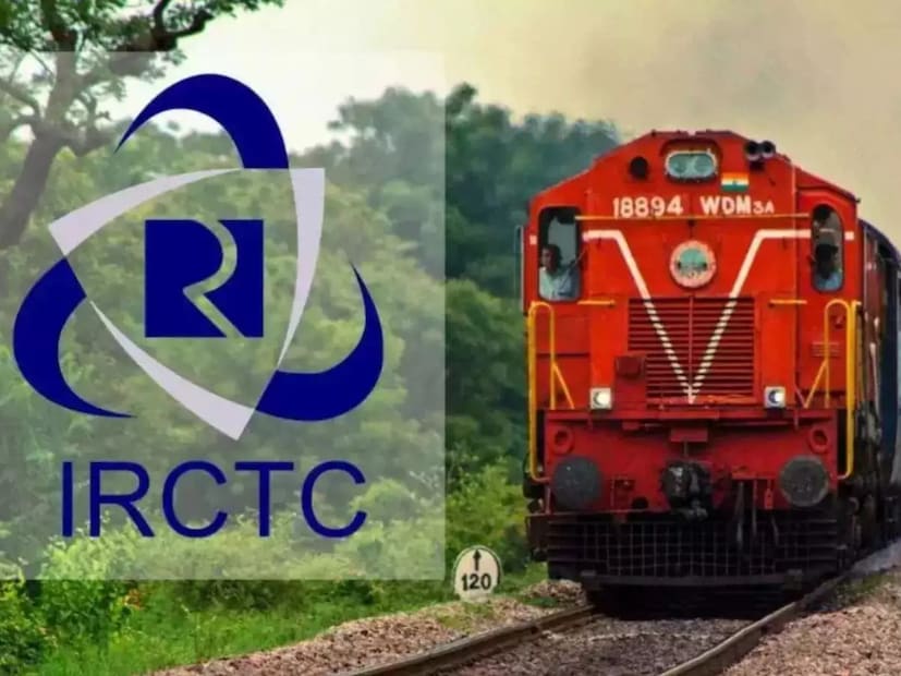 यासाठी IRCTC वेबसाइट किंवा मोबाईल अॅपला भेट द्या. तुमचा युझर आयडी आणि पासवर्ड वापरून लॉग इन करा. तुम्ही जिथून प्रवास करणार आणि जिथं जाणार ते स्टेशन्स टाका आणि तुमच्या प्रवासाची तारीख टाका. वेटिंग लिस्ट दाखवत असेल तर 'विकल्प' ऑप्शन निवडा. सबमिट केल्यानंतर त्या मार्गावर धावणाऱ्या गाड्यांची यादी दिसेल. तुम्हाला हव्या त्या ट्रेनच्या नावावर क्लिक करा, नंतर स्लीपर, 3AC किंवा 2AC जो क्लास हवा तो निवडा.