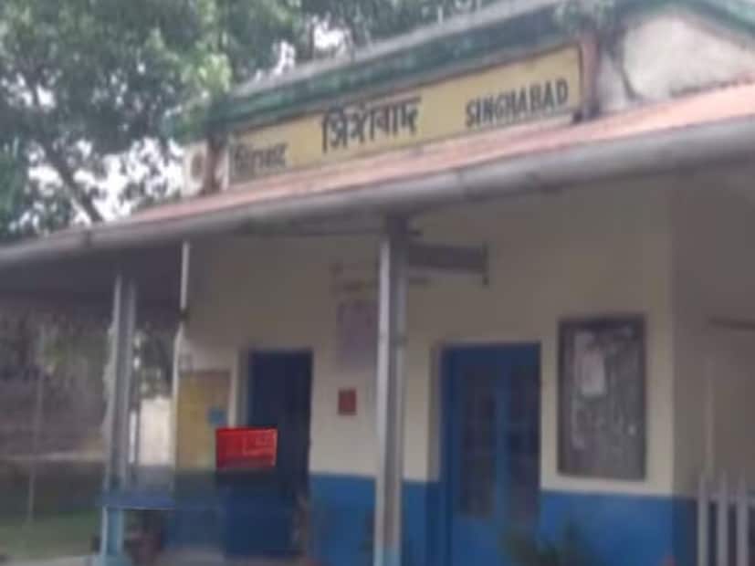 सिंगाबाद : हे स्टेशन पश्चिम बंगालच्या मालदा जिल्ह्यात आहे. इथून बांगलादेशला जाण्यासाठी गाड्या उपलब्ध आहेत. ही ट्रेन रोहनपूर मार्गे बांगलादेशला जाते.