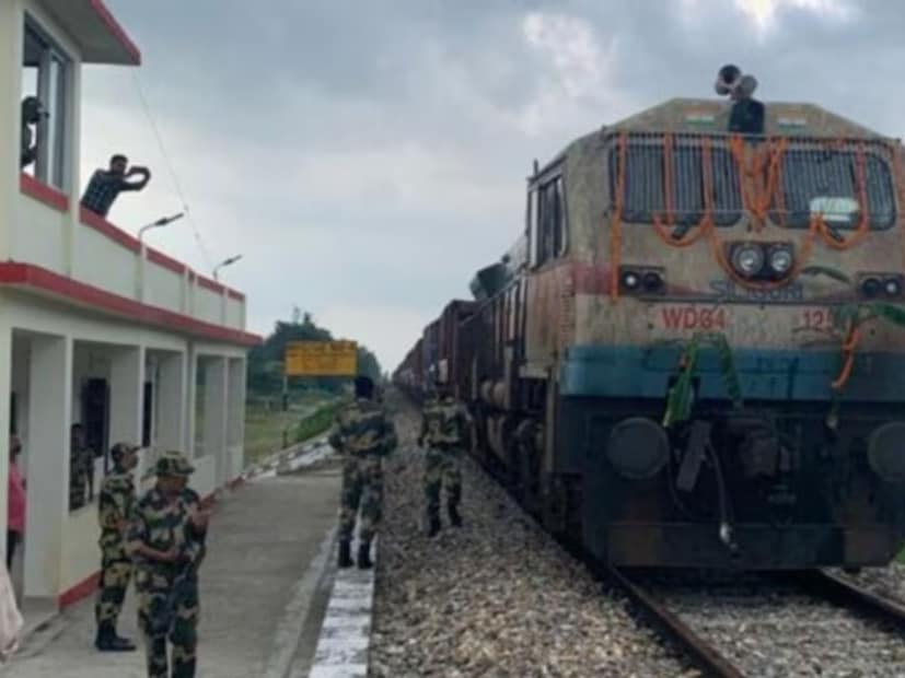 राधिकापूर : याला झिरो पॉइंट रेल्वे स्टेशन असंही म्हणतात. हे स्टेशन मालवाहतुकीसाठी वापरलं जातं. पश्चिम बंगालमध्ये स्थित असल्याने बांगलादेशला गाड्या जातात.