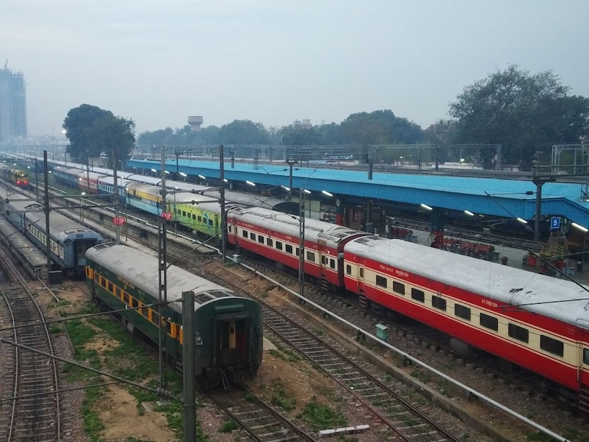 भारतीय रेल्वेच्या नियमांनुसार रेल्वे कायद्याच्या कलम 164 अंतर्गत कोणत्याही प्रतिबंधित वस्तू घेऊन जाणाऱ्या प्रवाशांवर कारवाई केली जाऊ शकते. या कलमानुसार, प्रवाशांना 1000 रुपये दंड, 3 वर्षांचा तुरुंगवास किंवा दोन्ही शिक्षा होऊ शकतात.