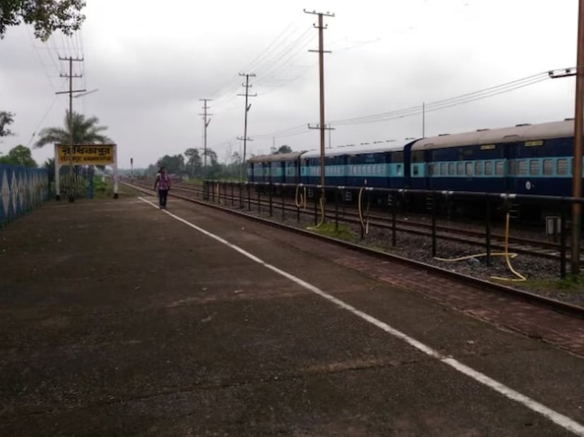 हल्दीबारी : हे पश्चिम बंगालमधील न्यू जलपाईगुडी रेल्वे स्थानकापासून वेगळं स्टेशन आहे. ते बांगलादेशपासून फक्त 4.5 किमी अंतरावर आहे. इथून तुम्ही सहजपणे बांगलादेशला जाऊ शकता.