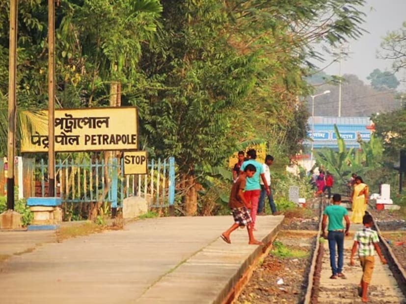 पेट्रापोल : या स्टेशनवरूनसुद्धा तुम्ही बांगलादेशला देखील जाऊ शकता. हे स्टेशन प्रामुख्याने दोन्ही देशांमधील आयात आणि निर्यातीसाठी वापरलं जातं.