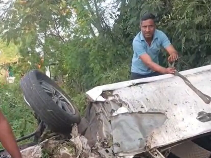 या अपघाताचे कारण अद्याप अस्पष्ट असले तरी अपघाताची तीव्रता आणि अपघातात मृत्यू पावलेले तिन्ही लोक यावरून करमाळ्यात खळबळ माजली आहे.