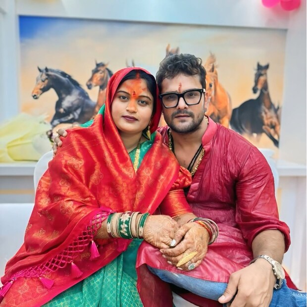 खेसारी लाल आणि पत्नी चंदा यांचा २००६ साली विवाह झाला. खेसारी अनेकदा आपल्या वैयक्तिक आयुष्याबद्दल बोलत असतो. अलीकडेच त्याने एका मुलाखतीत सांगितले की, इतर सर्वसामान्य लोकांप्रमाणेच त्याचेही बायकोशी जोरदार वाद होतात. पण त्या भांडणांमुळे नाते तोडायचे नसते.
