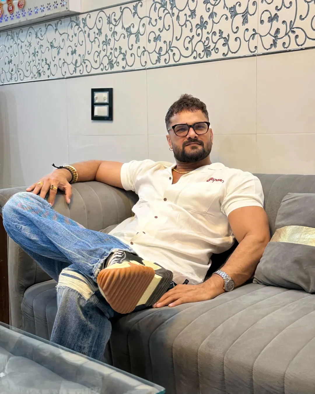 खेसारीच्या म्हणण्यानुसार, ही गोष्ट फक्त त्यालाच नव्हे, तर त्याच्या पत्नीलाही लागू होते. तो म्हणाला, 
