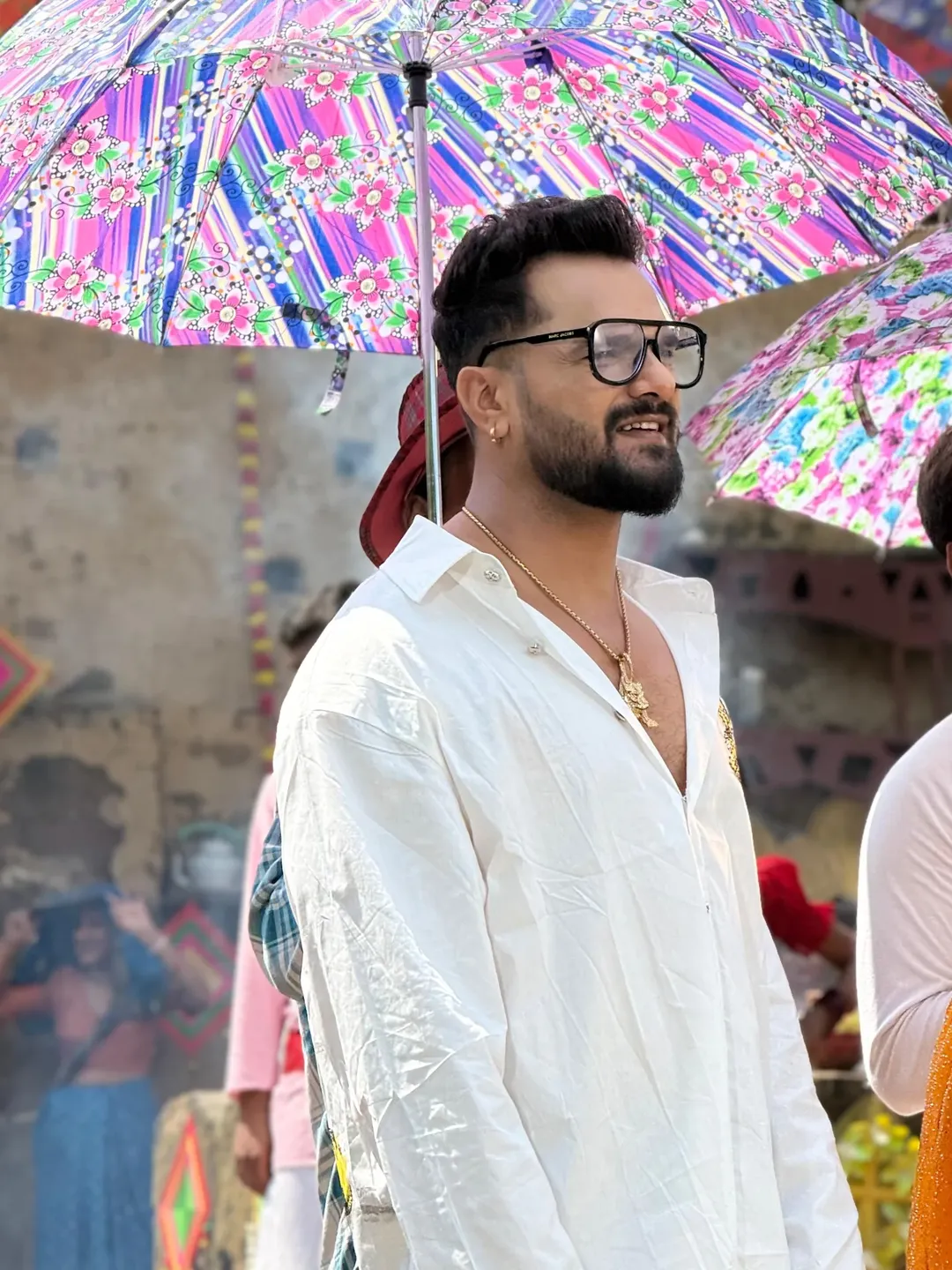 बॉलिवूड, टॉलिवूडप्रमाणेच उत्तर भारतात भोजपुरी सिनेमे पाहणाऱ्यांची संख्या मोठी आहे. येथील कलाकारांची तुफान फॅन फॉलोविंग आहे. अशातच भोजपुरी सिनेसृष्टीचा सुपरस्टार म्हणवल्या जाणाऱ्या अभिनेत्याने आपल्या पत्नीबद्दल धक्कादायक विधान केलं आहे, ज्यामुळे खळबळ उडाली आहे.