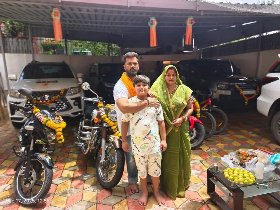 खेसारी आणि चंदाला एक मुलगा आणि एक मुलगी आहे. तो 'बिग बॉस'मध्येही अनेकदा पत्नीचे कौतुक करताना दिसला होता. सध्या कामाच्या आघाडीवर त्याचे 'लाल घघरी' हे गाणे खूप गाजत आहे.