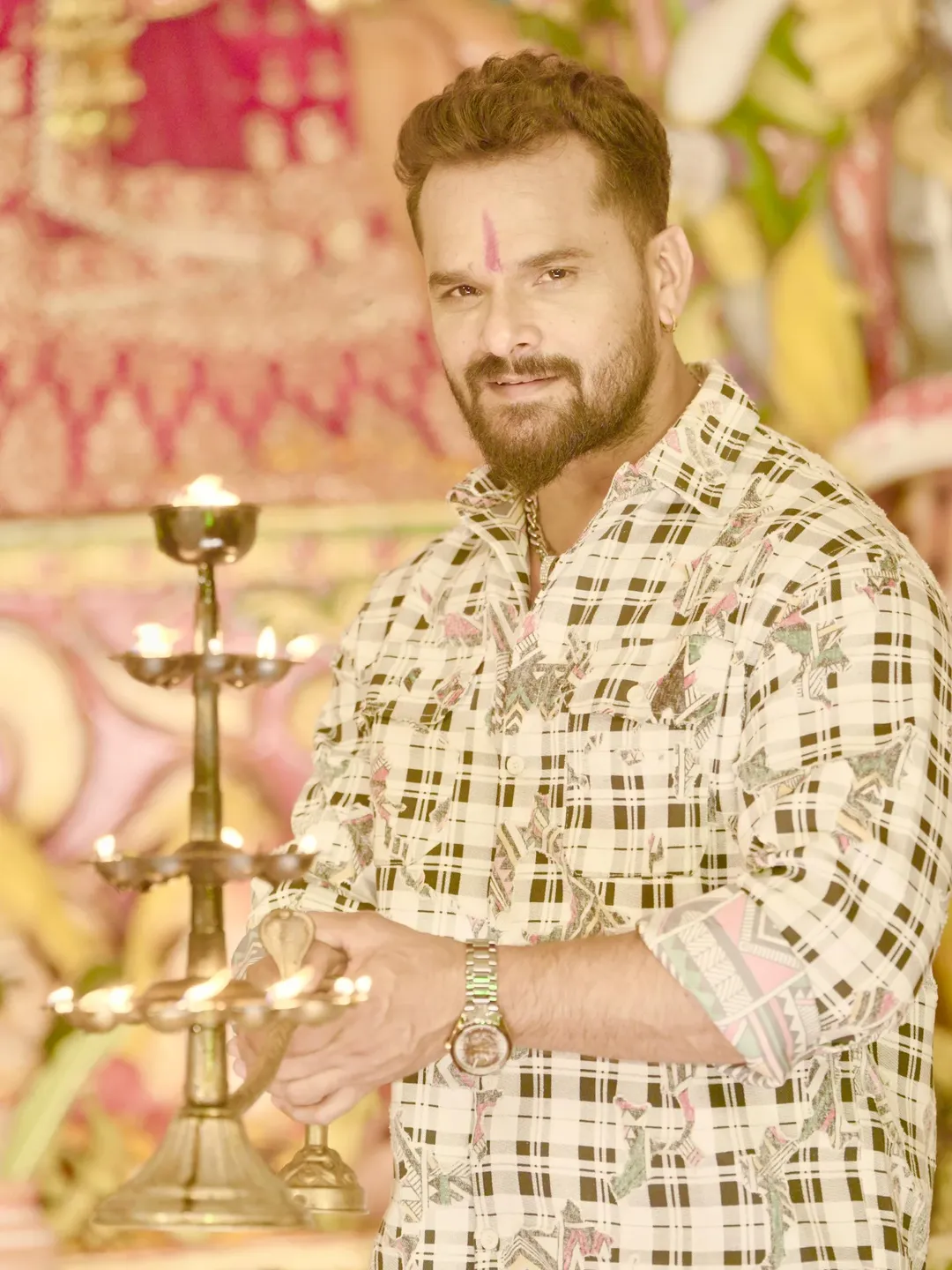 भोजपुरी चित्रपटसृष्टीचे ट्रेंडिंग स्टार म्हणून ओळखला जाणारा खेसारी लाल यादव नेहमीच आपल्या चित्रपटांमुळे आणि गाण्यांमुळे चर्चेत असतो. पण यावेळी तो एका व्हिडिओतील त्याच्या पत्नीबद्दलच्या वक्तव्यामुळे चर्चेत आला आहे.