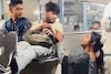रेल्वेत तरुणाने किन्नरला दिले 1000 रु., बदल्यात मागितलं असं काही...Video Viral