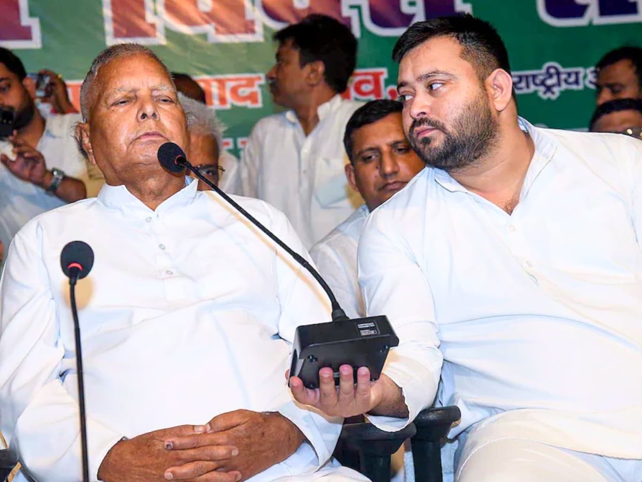 Lalu Prasad Yadav : बिहार निवडणुकीआधी लालू यादवांना मोठा धक्का, राबडी देवी, तेजस्वी यादवांच्या अडचणीत वाढ